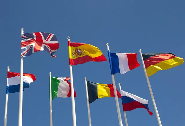 Banderas del mundo con el cielo de fondo